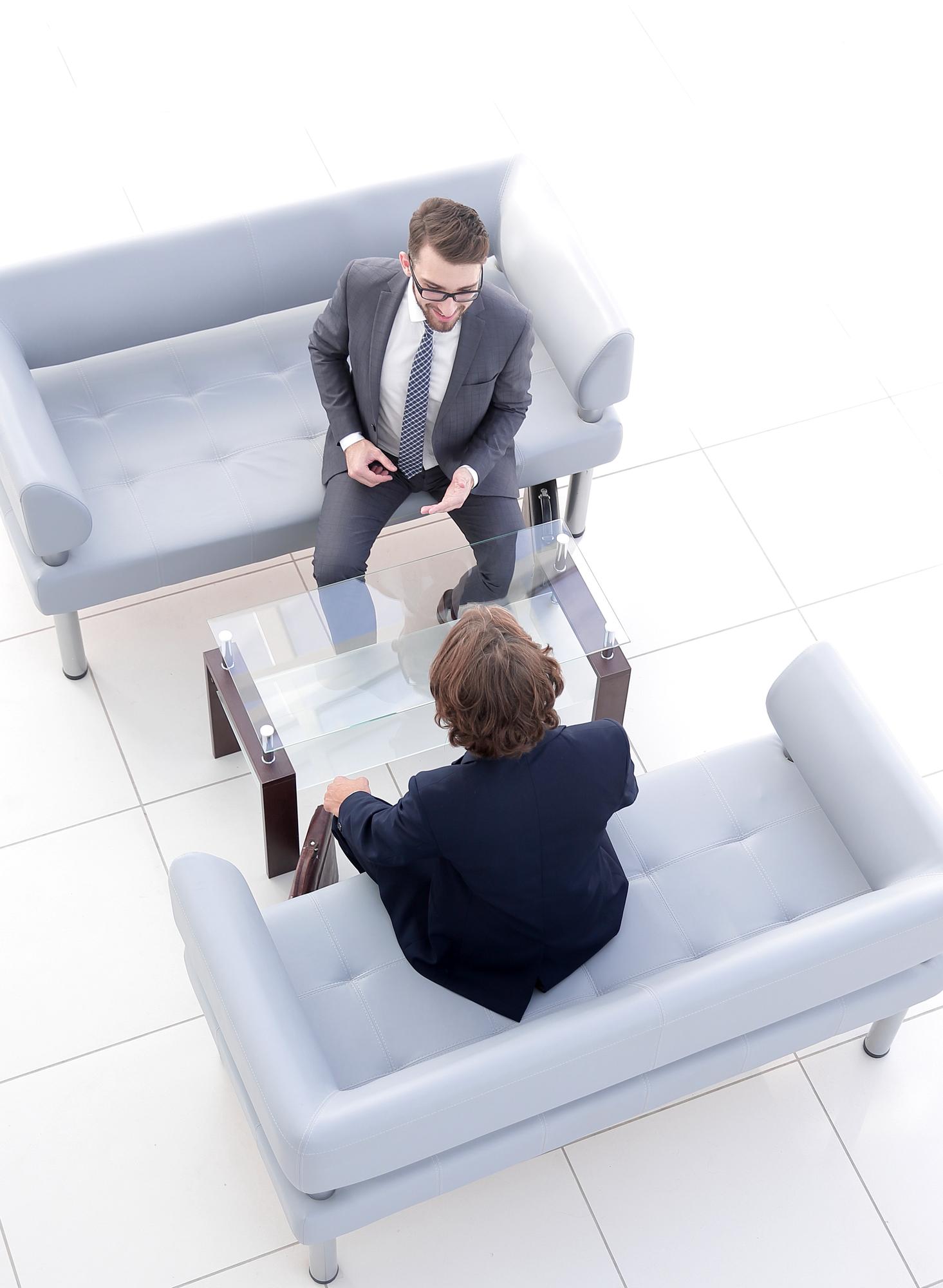consultant imobiliar în birou luxos primind client